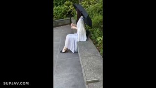 漂亮的金发瘦女和她的大屌帅男友高兴的和大家互动
